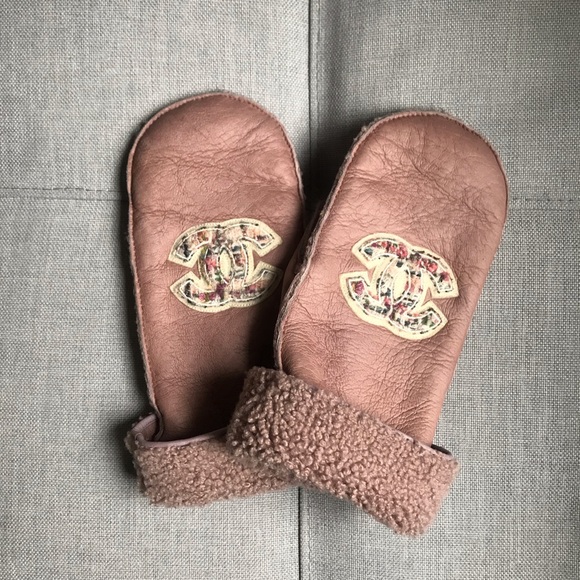 Chanel Pink Shearling Logo Mittens / Gloves - Picture 9 of 10